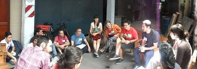 Grupo reunido conversando durante un seminario